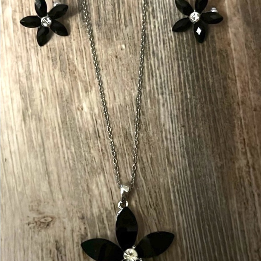 Black Flower necklace with earrings